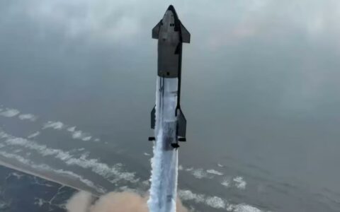 SpaceX星际飞船火箭成功重返地球大气层，迈出登月关键一步