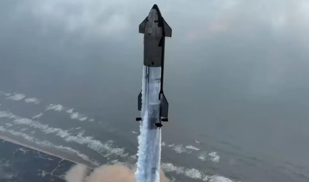 SpaceX星际飞船火箭成功重返地球大气层，迈出登月关键一步