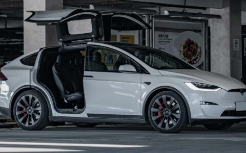 特斯拉Model X重新引入自动感应门功能，提升用户体验
