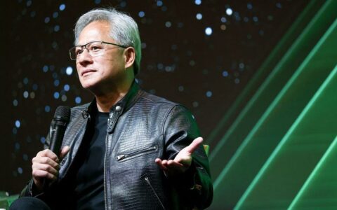 英伟达CEO黄仁勋套现3120万美元，微软与苹果市值争夺激烈