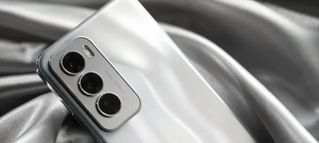 OPPO Reno12：以半价iPhone 15的价格，为你带来超越苹果的体验！