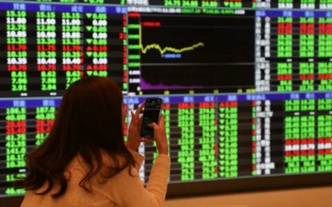 台积电ADR续涨 台股早盘震荡整理 分析师称市场信心充足