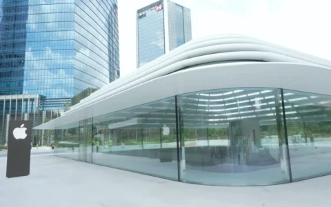 苹果马来西亚首家Apple Store线下店22日开业，三层建筑外观犹如皇冠