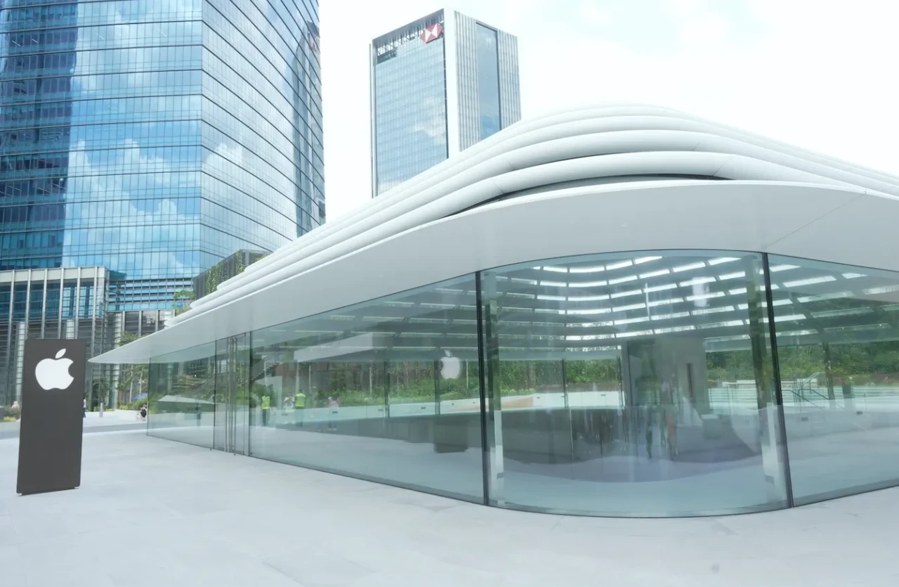 苹果马来西亚首家Apple Store线下店22日开业，三层建筑外观犹如皇冠