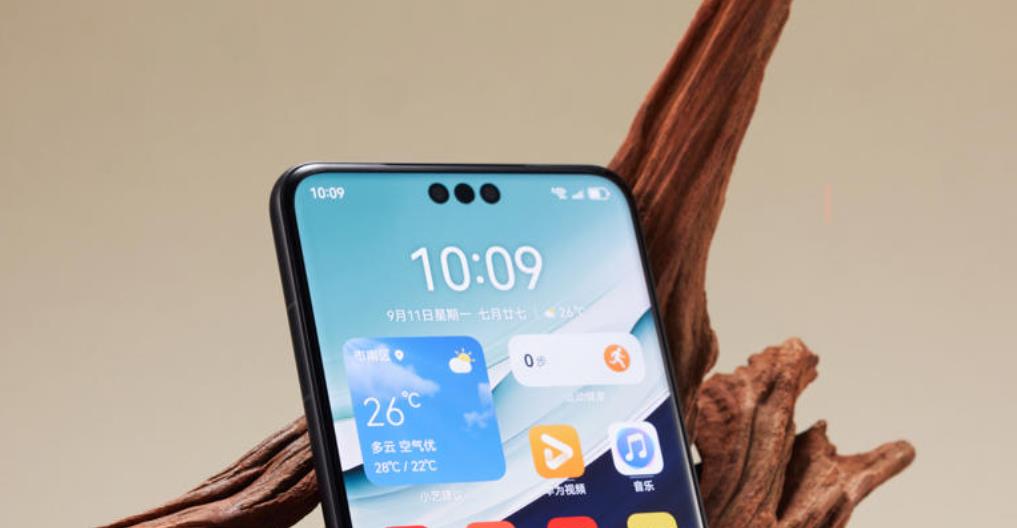 华为Mate 70 Pro外观曝光：延续三孔设计，配备1/1.3英寸超大底主摄