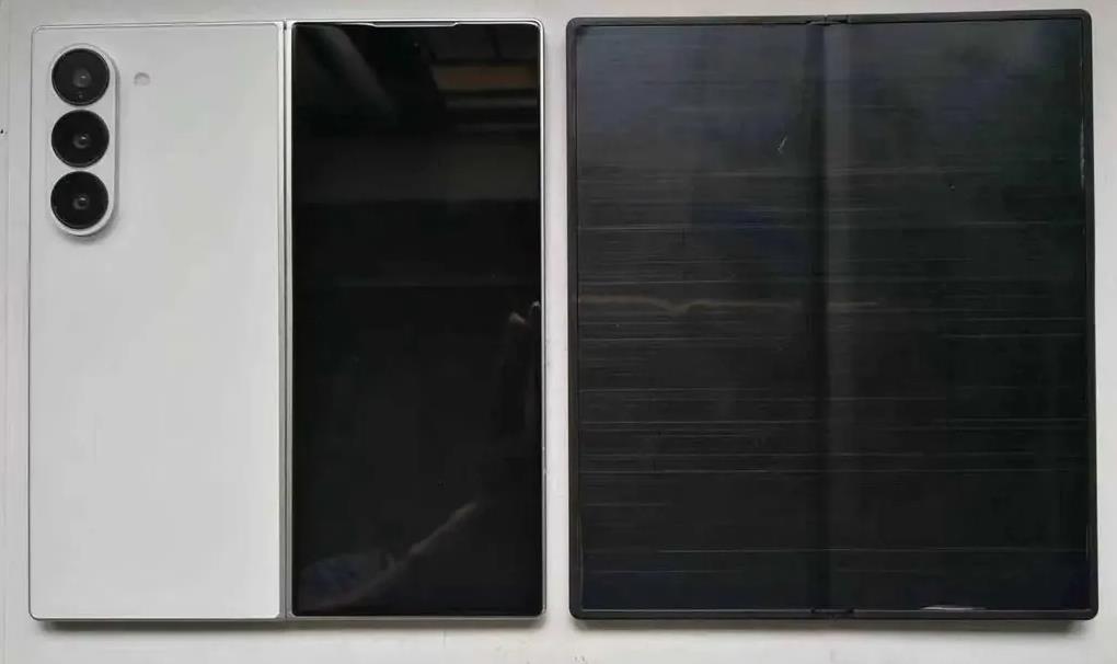 三星Galaxy Z Fold6与Flip6原型机曝光：屏幕折痕依旧，边框设计更窄