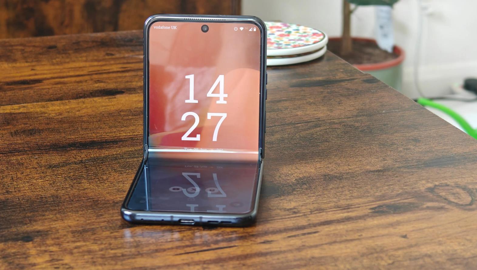 moto razr 50 Ultra AI元启评测：纵向折叠新标杆