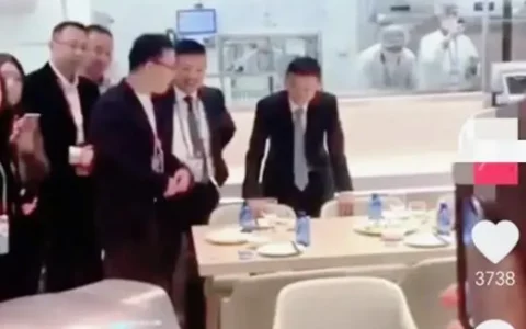 激动！马云从伦敦回国，现身阿里总部：年轻人疯狂欢迎