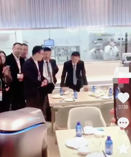 激动！马云从伦敦回国，现身阿里总部：年轻人疯狂欢迎