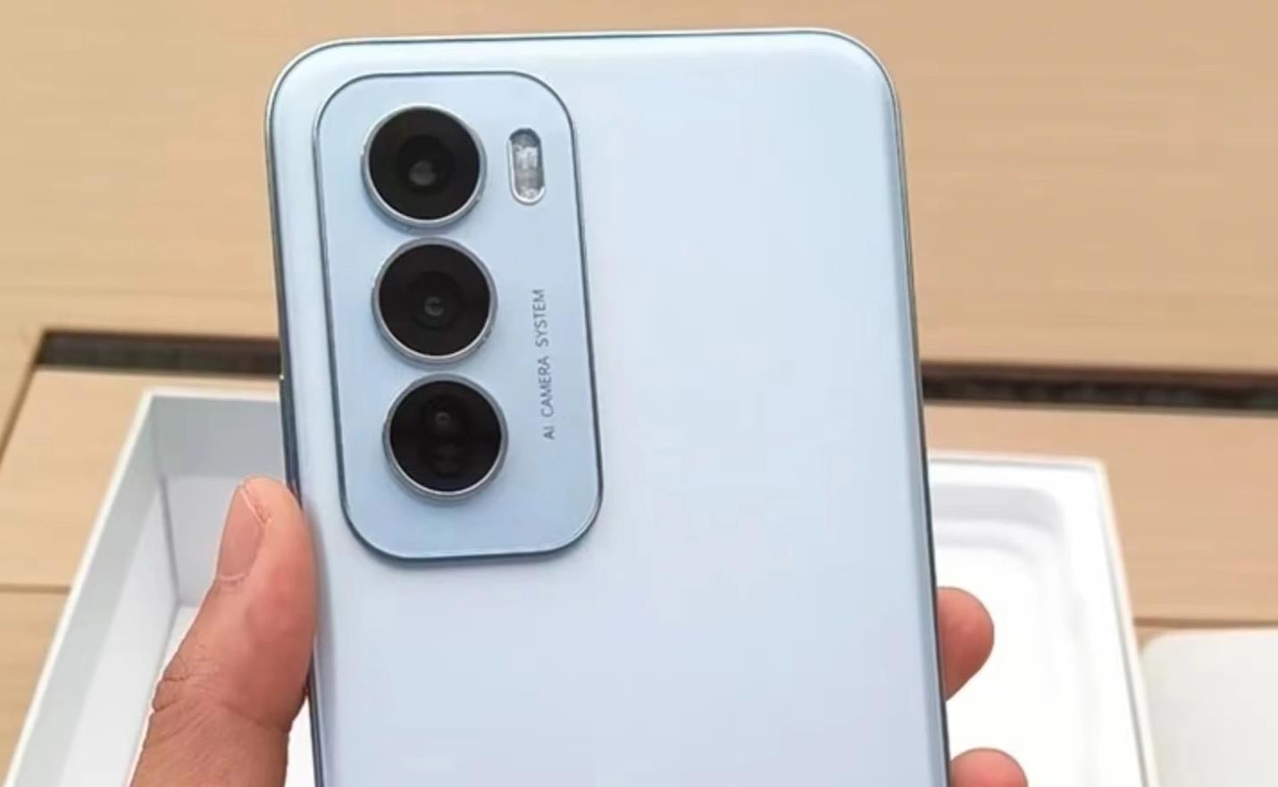 OPPO Reno 12新配色浅蓝色真机曝光，已开启预售
