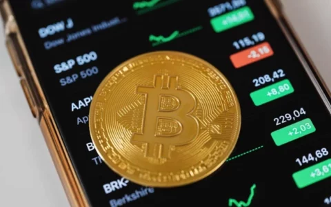 巴菲特大幅减持苹果   现金储备创历史新高