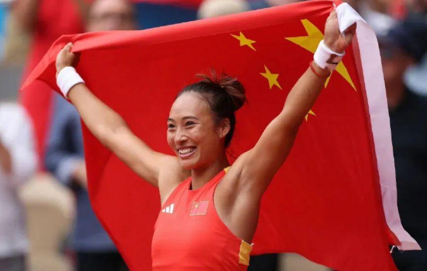 千万签约郑钦文却被骂“毒奶”，奥运营销伊利要学耐克