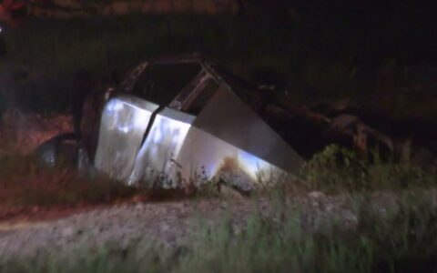 特斯拉Cybertruck首例致命事故：车辆偏离公路撞上涵洞后起火