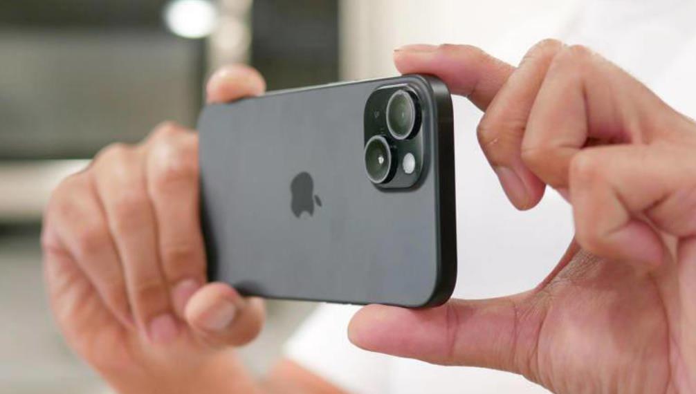 苹果Apple iPhone 16 Pro更新：拍照按键引关注，设计哲学再摇摆