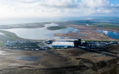 SpaceX 星舰基地再添新塔，距马斯克圆梦火星更近一步