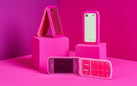 HMD Barbie 芭比联名主题翻盖功能机发布：粉色机身，支持 4G LTE 网络