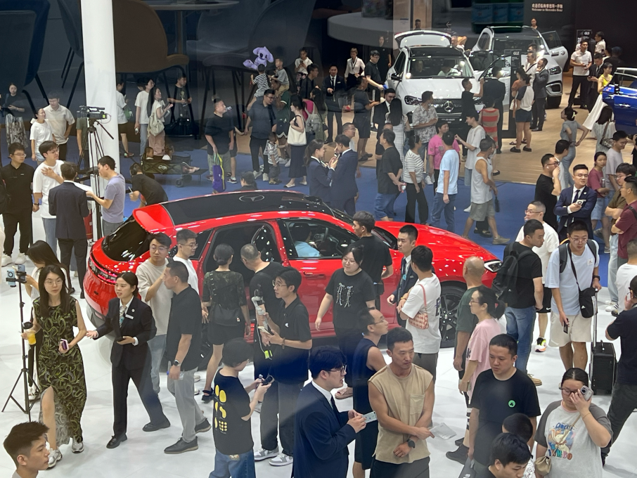 黄轩直播点赞华为智驾，问界新M5未来将迎来智驾系统升级