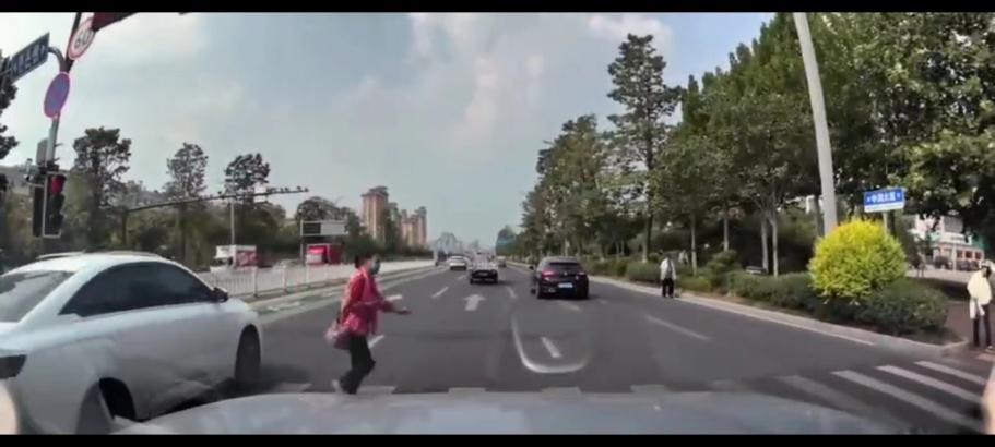 黄轩直播点赞华为智驾，问界新M5未来将迎来智驾系统升级