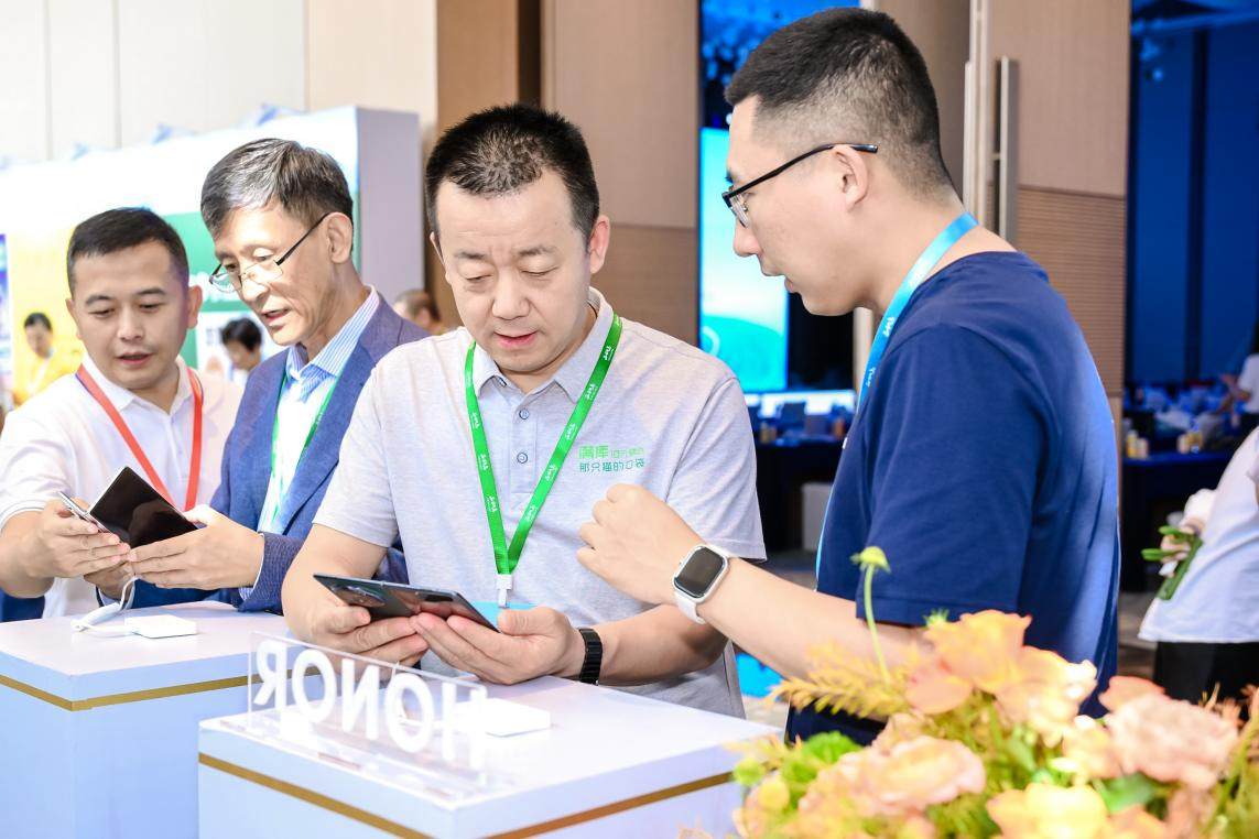 破茧成蝶 无惧风停 跟随荣耀创变之路解码企业破局之道