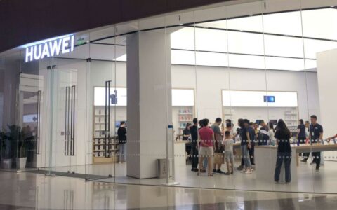 华为和苹果线下旗舰店现状：华为Mate XT受热捧，苹果iPhone 16反响平淡