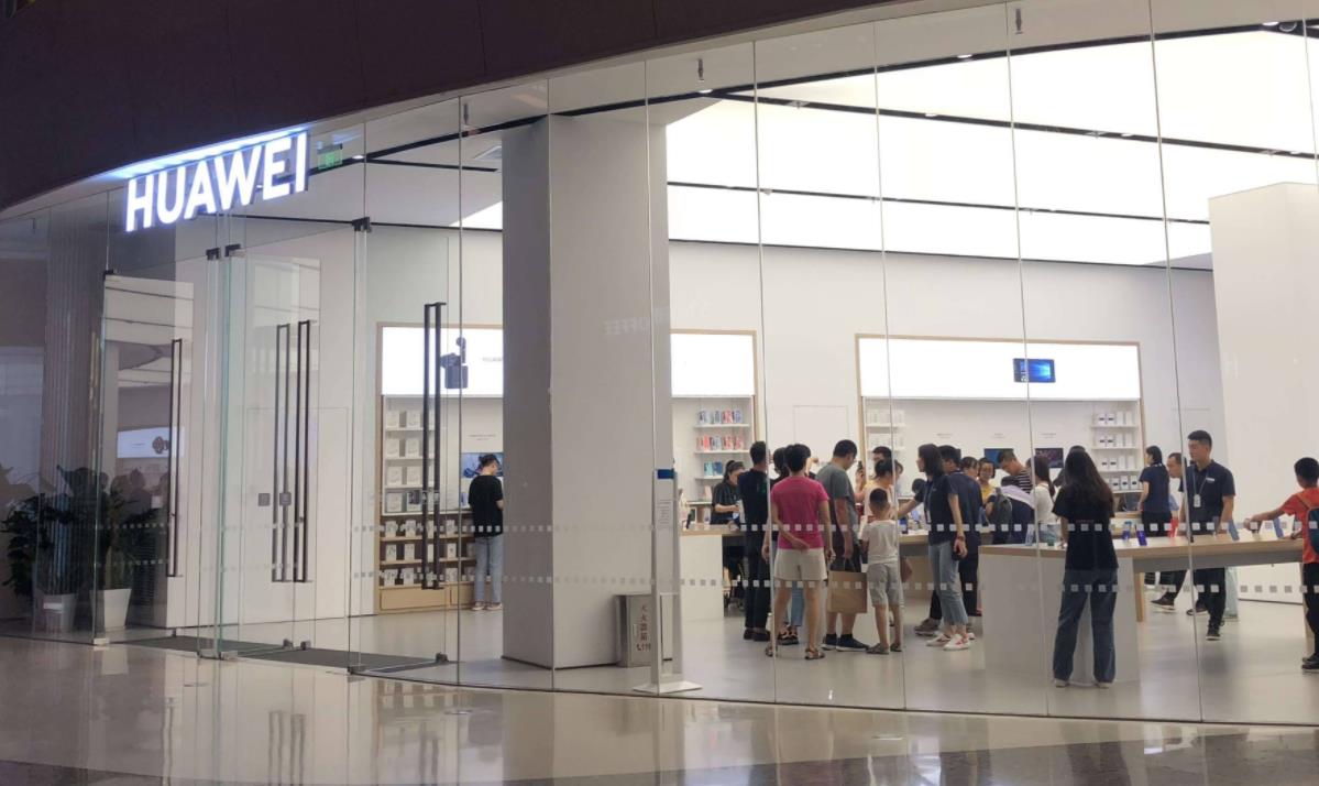 华为和苹果线下旗舰店现状：华为Mate XT受热捧，苹果iPhone 16反响平淡