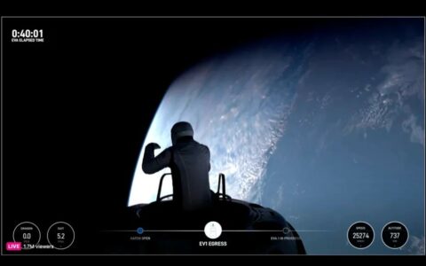 SpaceX成功完成人类首次商业太空行走，新型太空服通过考验
