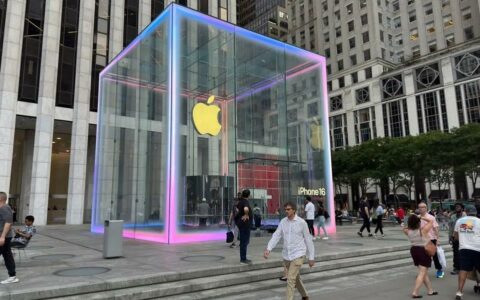 苹果iPhone 16系列正式发售：第五大道Apple Store上演灯光秀，多地排队景象冷清