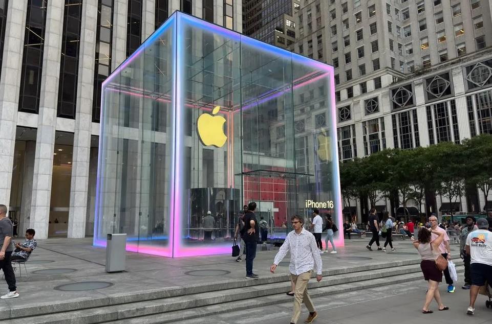 苹果iPhone 16系列正式发售：第五大道Apple Store上演灯光秀，多地排队景象冷清