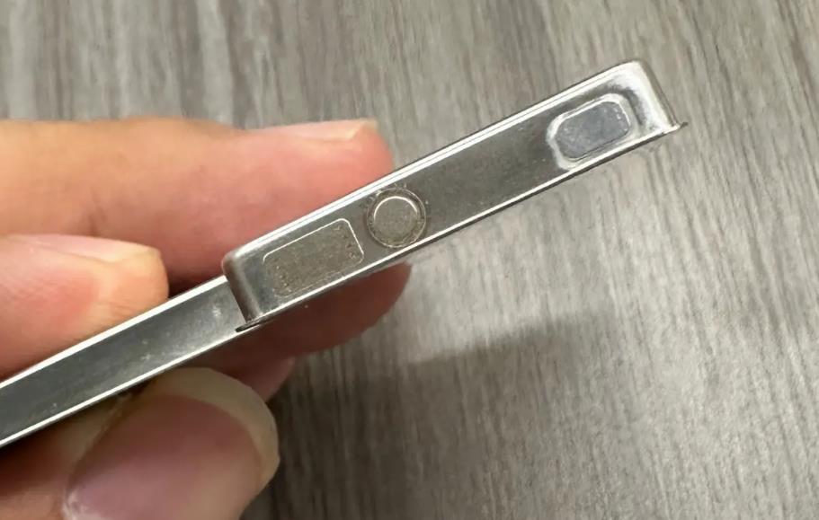 苹果客服回应iPhone16使用钢壳电池：产品安全无忧