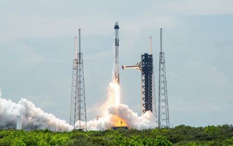SpaceX“龙”飞船成功发射，携美俄宇航员前往国际空间站