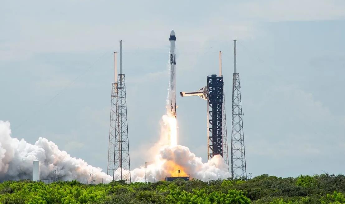 SpaceX“龙”飞船成功发射，携美俄宇航员前往国际空间站