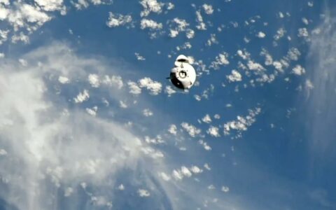 SpaceX龙飞船成功对接国际空间站，执行太空救援任务