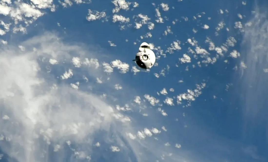 SpaceX龙飞船成功对接国际空间站，执行太空救援任务