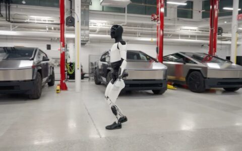 特斯拉人形机器人被曝有人远程操控