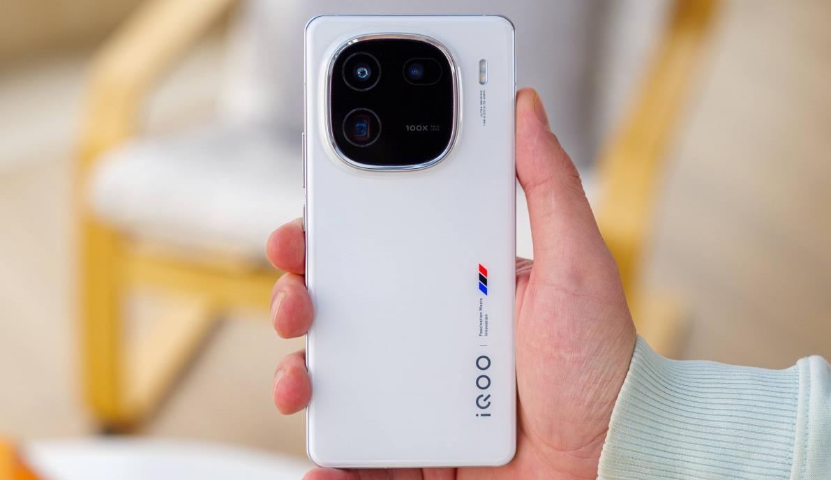 iQOO 13爆料：直屏窄边框设计，超声波指纹与京东方Q10新发光材料