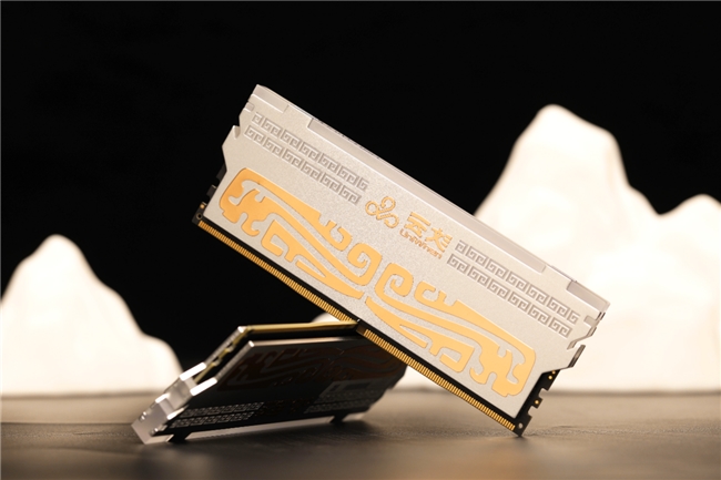 厚甲加持一键直达8000高频，墨云藏境系列DDR5国风内存评测
