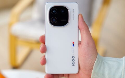 iQOO 13配置爆料：首发2K Q10珠峰屏，配置全面升级