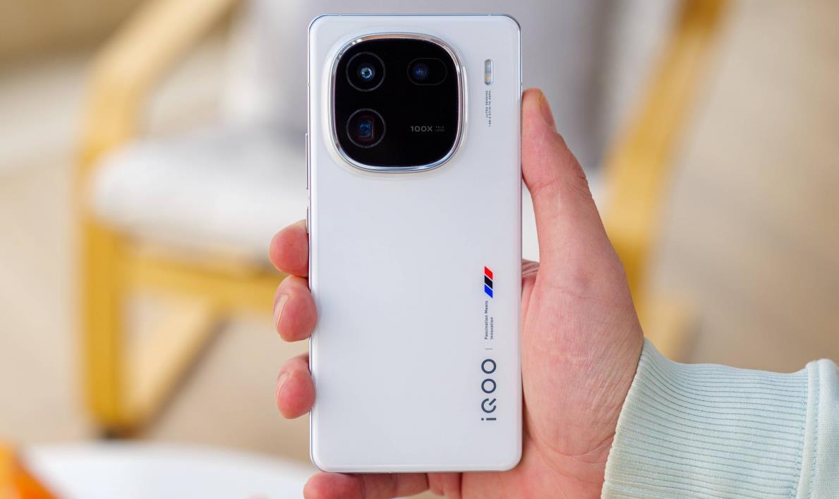 iQOO 13配置爆料：首发2K Q10珠峰屏，配置全面升级