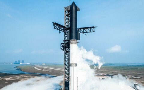 SpaceX为星舰第六次试飞做准备，超重型助推器已运抵发射台