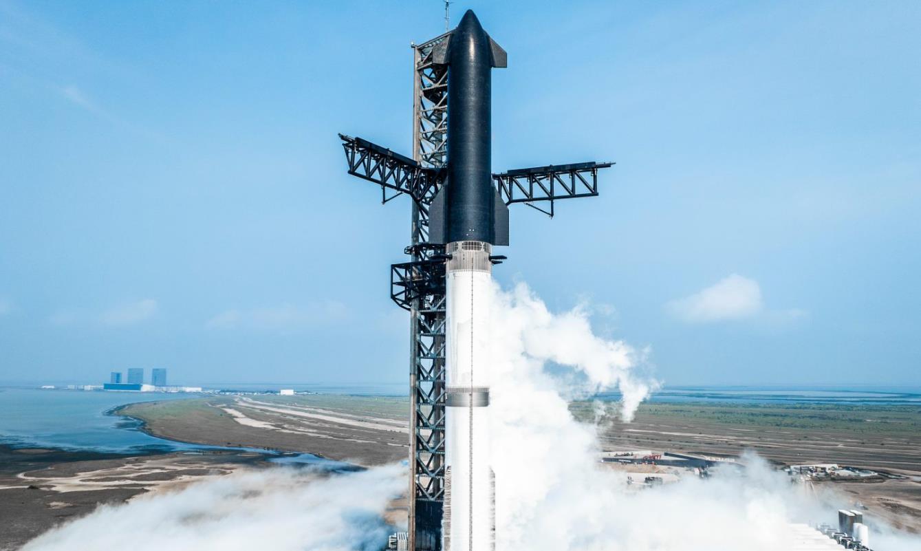 SpaceX为星舰第六次试飞做准备，超重型助推器已运抵发射台