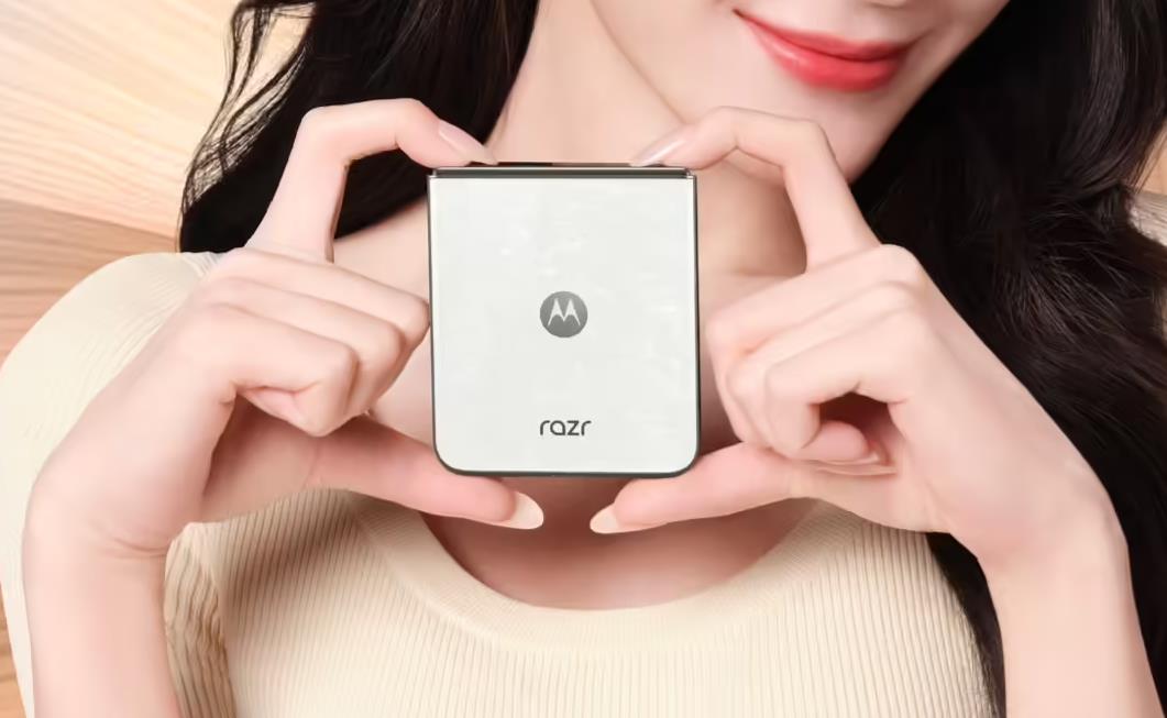 联想moto razr 50“白色恋人限定版”10月31日开售，AI功能全面升级