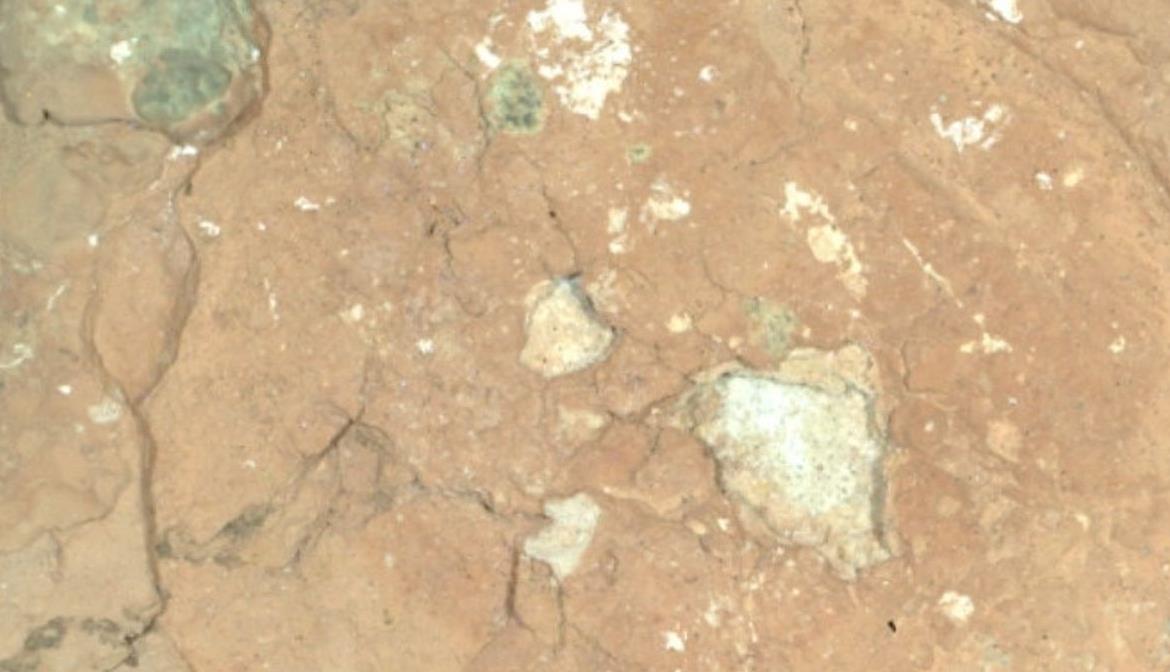 NASA毅力号火星车新发现：火星岩石现神秘绿斑