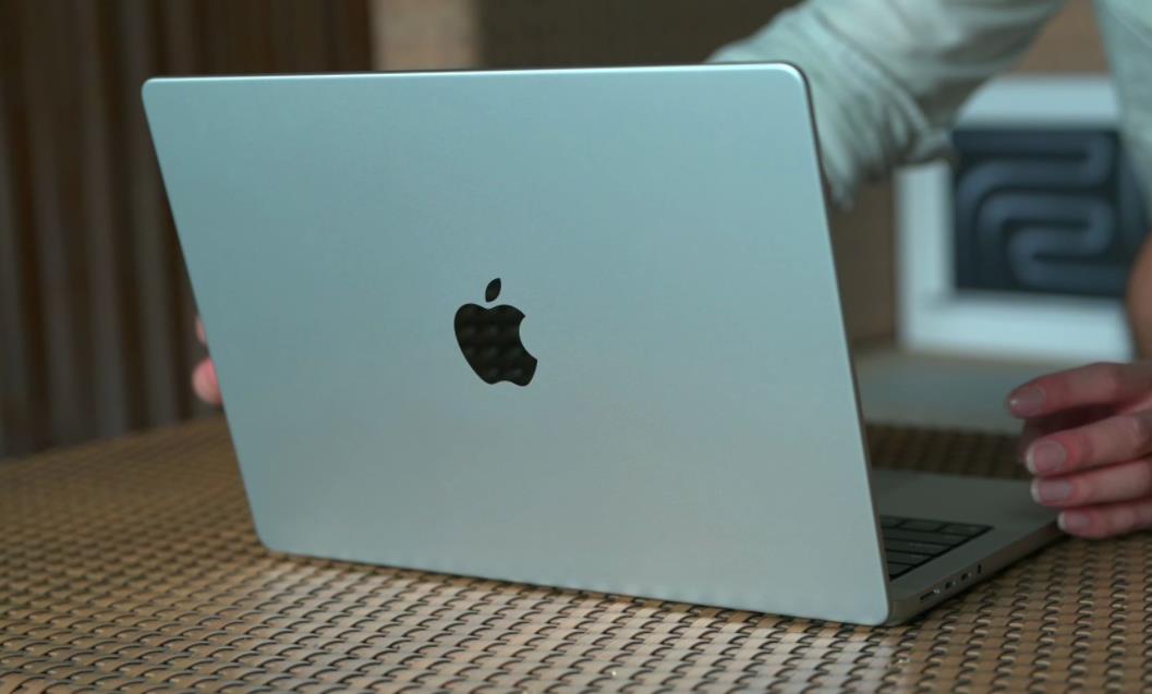 传闻苹果2026年或重塑MacBook Pro设计：引入OLED面板，机身更轻薄