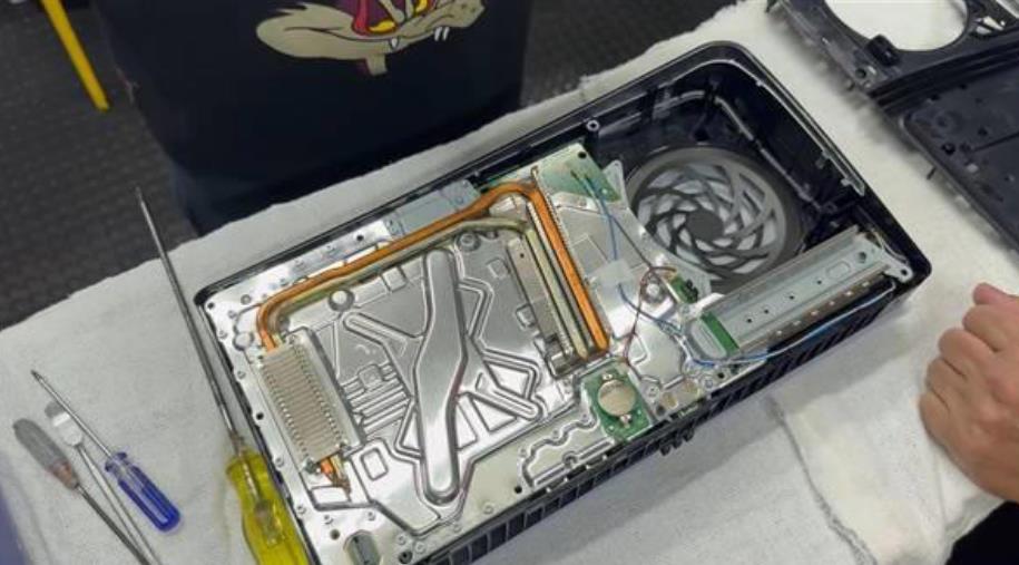 PS5 Pro拆解揭秘：性能大飞跃，GPU与内存双重升级