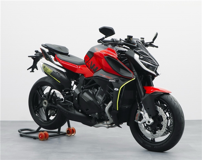 QJMOTOR米兰展大放异彩，赛1000&追1000，炸街新霸主来袭！