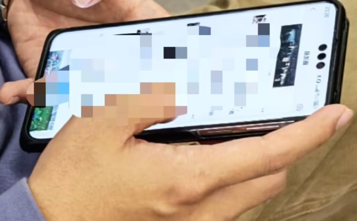 华为Mate70系列外观曝光：居中三挖孔屏与变大电源键引关注