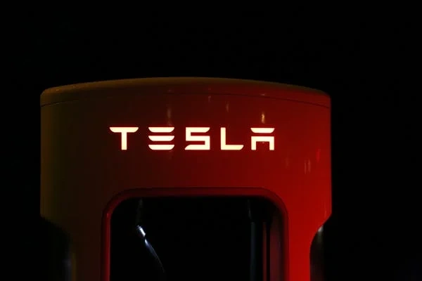 特斯拉明年将部署 V4 超级充电桩机柜，充电功率达 500kW