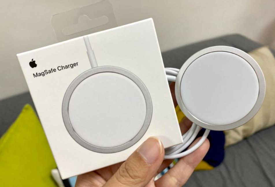 美国百思买黑色我星期五特惠：Apple 20W MagSafe充电器仅需44美元，立省14美元