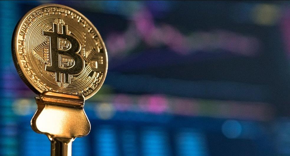 比特币价格突破98000美元，日内涨幅达0.84%