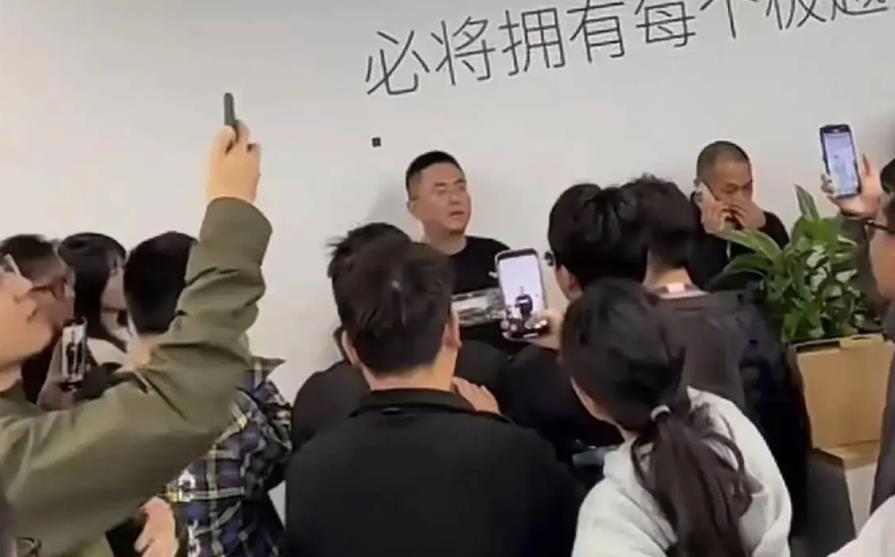 传闻百度吉利紧急协商解决方案：为极越员工缴纳社保